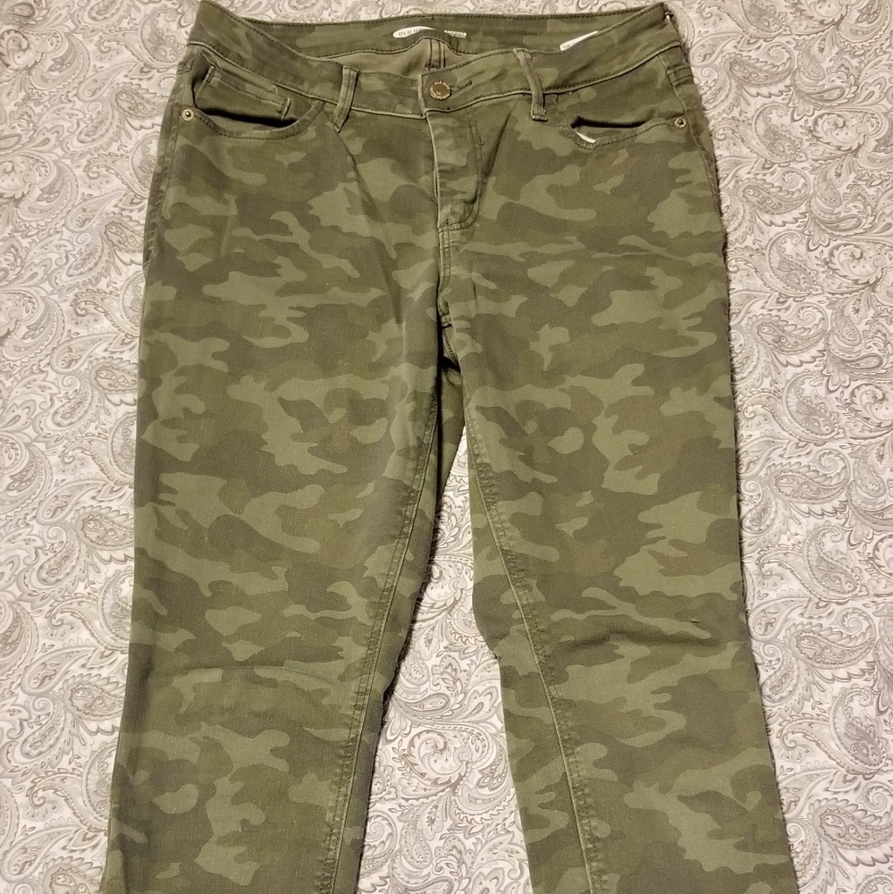 Old Navy Camo Rockstar pants size 8